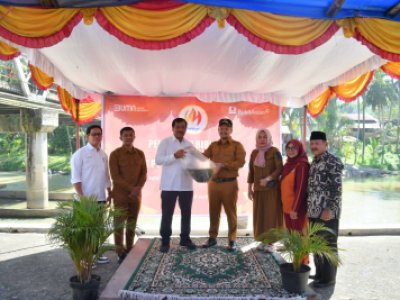 Wawako Sawahlunto Dampingi Penyerahan Bantuan Bibit Ikan dari PTBA di Desa Salak