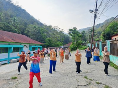 Kekompakan di Kaki Bukit: Dinkesdaldukkb Gelar Senam Sehat Bersama di Halaman Puskesmas Silungkang