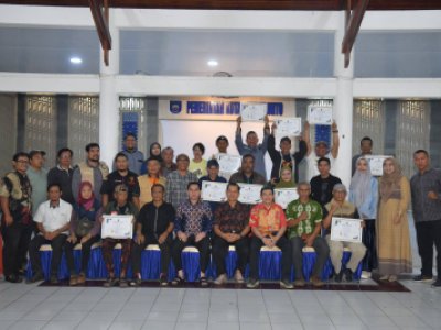 Penjabat (Pj) Wali Kota Sawahlunto Fauzan Hasan, S.STP, M.Si, beri penghargaan kepada para wartawan mitra Pemko Sawahlunto