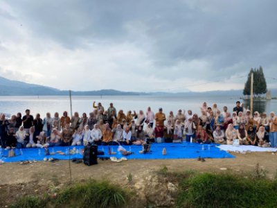 Penuh Kehangatan, Keluarga Besar Dinkes P2KB Gelar Perpisahan Sekretaris di Alahan Panjang