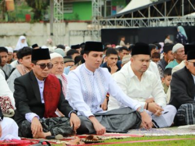 Wali Kota Sawahlunto Riyanda Putra bersama Wakil Wali Kota Jeffry Hibatullah beserta keluarga ikuti shalat Ied Idul Fitri 1446 Hijriah