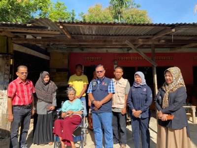 Penyerahan Bantuan Alat Bantu Kursi Roda untuk Penyandang Disabilitas oleh Kepala Dinas Sosial PMDPPA Kota Sawahlunt
