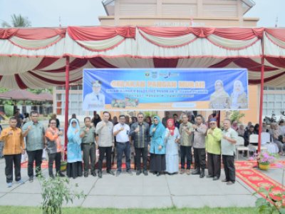 Penjabat (Pj) Wali Kota Sawahlunto Dr. Zefnihan, AP, MSi membuka kegiatan Gerakan Pangan Murah di pelataran Makam Muhammad Yamin Desa Talawi Mudiak