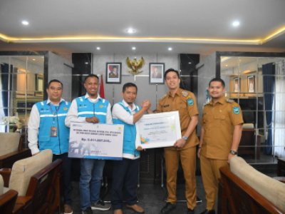 Wali Kota Sawahlunto Riyanda Putra terima tim PLN UP3 Solok yang mengantarkan setoran PBJT Tenaga Listrik ke PAD Kota Sawahlunto