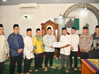 Wakil Wali Kota Sawahlunto Jeffry Hibatullah serahkan bantuan hibah pembangunan mesjid