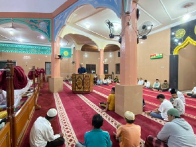 Penjabat (Pj) Wali Kota Sawahlunto Dr. Zefnihan, AP, M.Si, beri sambutan pada shalat tarawih perdana Ramadhan 1445 H di Masjid Agung Nurul Islam Sawahlunto