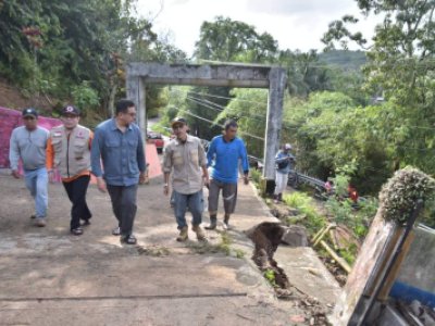 Pemko Sawahlunto langsung bergerak tanggulangi Tanah Longsor di desa Kolok Mudiak