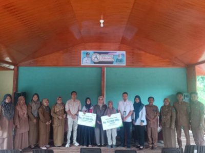 Sekretaris Daerah Kota Sawahlunto Dr.dr. Ambun Kadri, MKM, menyerahkan secara simbolis santunan Jaminan Kematian (JKM) BPJS Ketenagakerjaan