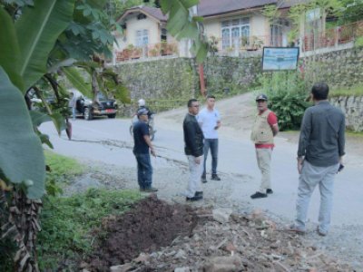Kadis PUPR Prov. Sumatra Barat Eka Sukma Munaf bersama Pj Walikota Zefnihan tinjau langsung jalan rusak dan amblas di Kota Sawahlunto