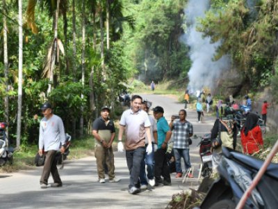 Gotong royong gabungan perangkat daerah Pemko Sawahlunto di kawasan menuju destinasi wisata Puncak Cemara