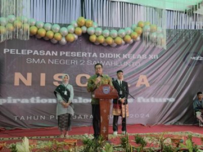 Penjabat (Pj) Wali Kota Sawahlunto Dr. Zefnihan, AP, M.Si, ikuti kegiatan pelepasan siswa kelas XII SMAN 2 Sawahlunto