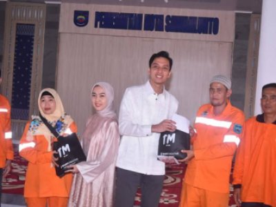 Wali Kota Sawahlunto Riyanda Putra didampingi Ketua TP-PKK Kota Sawahlunto Ny. Yori Riyanda bagi bingkisan lebaran dengan 'pahlawan kebersihan kota'