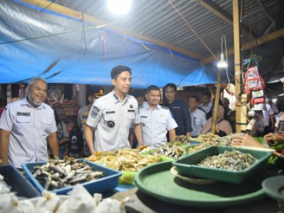 Wali Kota Sawahlunto Riyanda Putra didampingi Wakil Wali Kota Jeffry Hibatullah tinjau aktifitas jual beli di Pasar Sawahlunto