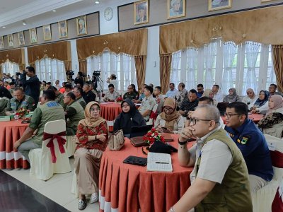 Sekretaris Daerah Kota Sawahlunto Dr.dr. Ambun Kadri, MKM dan  Kepala Pelaksana (Kalaksa) BPBD Kota Sawahlunto Dedi Ardona ikuti Rapat Koordinasi (Rakor) Penanganan Pasca Bencana Banjir dan Longsor Provinsi Sumatera Barat