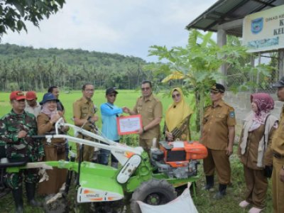 Pemerintah Talawi Hilir beri bantuan pertanian pada kelompok tani Desa Talawi Hilir