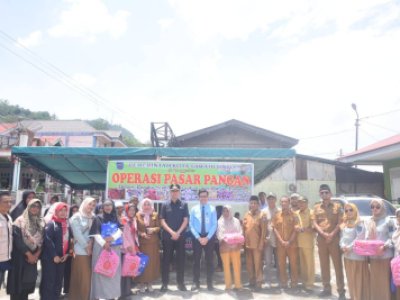 Wali Kota Sawahlunto Riyanda Putra monitor langsung pelaksanaan operasi pasar pangan di Kampung Surian Kecamatan Barangin