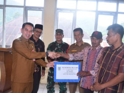 Penyerahan Bantuan Langsung Tunai (BLT) dari Alokasi Dana Desa (ADD) Pemerintah Desa Muaro Kalaban Kecamatan Silungkang