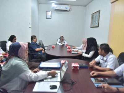 Sekretaris Daerah Kota Sawahlunto Dr.dr. Ambun Kadri, MKM, mengikuti rapat Monitoring dan Evaluasi (Monev) Tim Percepatan Penurunan Stunting (TPPS) Kota Sawahlunto