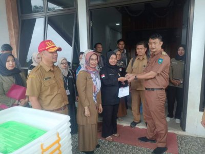 Sekda Kota Sawahlunto Dr. dr Ambun Kadri, MKM  pantai langsung penerimaan logistik pemilu di Kantor Camat Silungkang