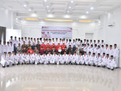 Wali Kota Riyanda Kukuhkan  67 Anggota Paskibraka Sawahlunto