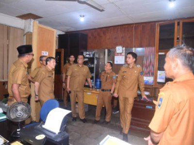 Wali Kota Sawahlunto Riyanda Putra tinjau kondisi ruangan dan berdialog dengan jajaran ASN di Setdako, BPKAD dan Barenlitbangda