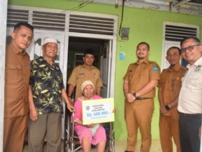 Wakil Wali Kota Sawahlunto Jeffry Hibatullah beri sejumlah bantuan sosial (bansos) uang tunai dan paket bahan pokok untuk lansia kurang mampu di Kecamatan Barangin