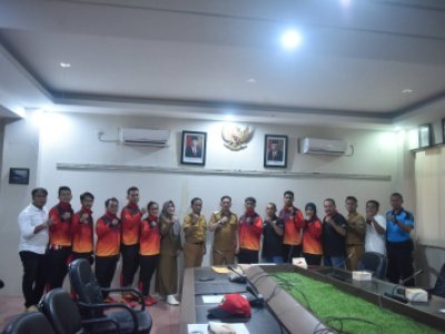 Penjabat (Pj) Wali Kota Sawahlunto Fauzan Hasan, S.STP, M.Si serahkan bantuan uang saku untuk pelatih dan atlet PON XXI Aceh-Sumut Tahun 2024