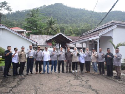 Penjabat Wali Kota Sawahlunto Fauzan Hasan, S.STP, M.Si, bersama Forkopimda turun langsung ke sejumlah Tempat Pemungutan Suara (TPS) di empat Kecamatan Kota Sawahlunto