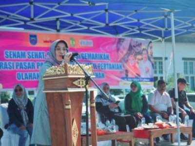 Sekretaris Daerah Kota Sawahlunto, Dr. dr. Ambun Kadri, MKM,buka kegiatan senam sehat, sosialisasi GEMARIKAN, operasi pasar pangan, bazar hasil pertanian olahan pangan dan perikanan