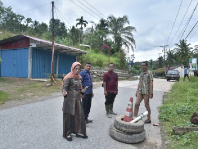 Sekretaris Daerah Kota Sawahlunto Dr. dr. Ambun Kadri, MKM, meninjau kondisi rumah warga dan ruas jalan di Dusun Tarandam Desa Sikalang Kecamatan Talawi yang terdampak bencana tanah longsor