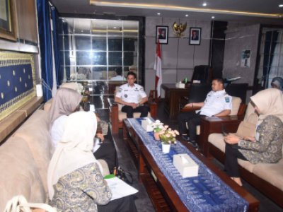 Wali Kota Sawahlunto Riyanda Putra didampingi Wakil Wali Kota Jeffry Hibatullah menyampaikan aspirasi masyarakat terkait pelayanan BPJS Kesehatan kepada pimpinan BPJS Kesehatan Cabang Solok