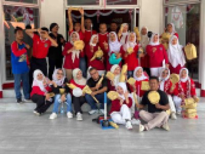 Sekretariat DPRD Kota Sawahlunto meriahkan HUT RI ke 80 dengan berbagai lomba.