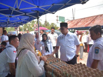 Penjabat (Pj) Wali Kota Sawahlunto Dr. Zefnihan, AP, M.Si tinjau  Operasi Pasar Pangan di Desa Santur Kecamatan Barangin