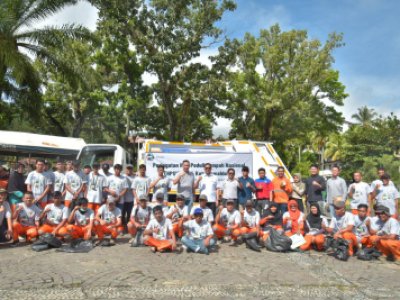 Penjabat (Pj) Wali Kota Sawahlunto Dr. Zefnihan, AP, M.Si, pimpin apel peringati Hari Peduli Sampah Nasional (HPSN) di Lapangan Segitiga