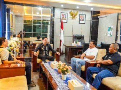 Wali Kota Sawahlunto Riyanda diskusi dengan General Manager PT. Bukit Asam Unit Pertambangan Ombilin (PTBA UPO) Yulfaizon