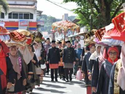Prosesi makan bajamba" Acara puncak memeriahkan Hari Jadi Kota Sawahlunto ke-136"
