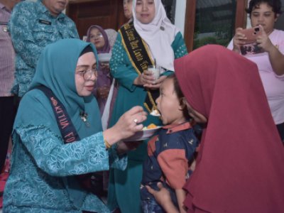 Ketua Forikan Kota Sawahlunto Ny. Erly Wirdayani Zefnihan sosialisasi manfaat makan ikan  di Desa Lunto Timur