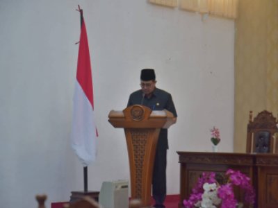 Penjabat (Pj) Wali Kota Sawahlunto Dr. Zefnihan, AP, M.Si, menyampaikan nota LKPJ Tahun 2023 dalam sidang paripurna DPRD Kota Sawahlunto