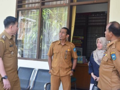 Pj Wali Kota tinjau penanganan pemungutan sampah di Kantor Lurah Durian
