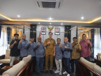 Wali Kota Sawahlunto Riyanda Putra terima aspirasi yang disampaikan Ketua KONI Kota Sawahlunto