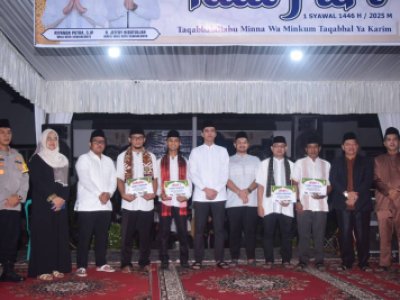 Wali Kota Sawahlunto Riyanda Putra bersama Wakil Wali Kota Jeffry Hibatullah serahkan hadiah kepada para juara Lomba Takbiran antar Kecamatan