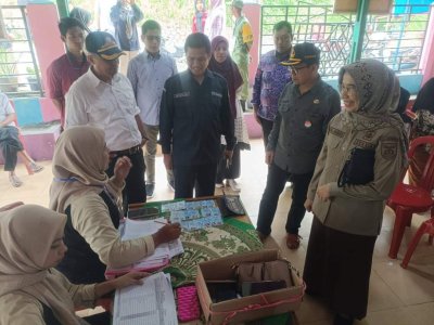 Sekda Kota Sawahlunto Dr. dr. Ambun Kadri, MKM pantau langsung pemilu tahun 2024 di Kec. Silungkang