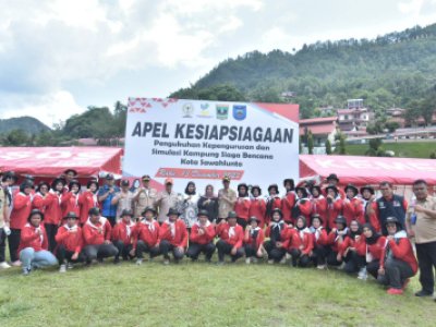 Sekretaris Daerah Kota Sawahlunto Dr.dr. Ambun Kadri, MKM, menjadi inspektur apel kesiapsiagaan bencana dalam rangka pengukuhan kepengurusan dan simulasi kampung siaga bencana Kota Sawahlunto
