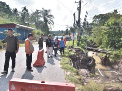 Penjabat (Pj) Wali Kota Sawahlunto Dr. Zefnihan, AP, M. Si, bersama Sekretaris Daerah Dr.dr. Ambun Kadri, MKM, meninjau lokasi titik longsor sekaligus mengantarkan bantuan kepada masyarakat terdampak bencana tanah longsor