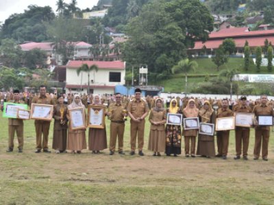 Awal tahun, Penjabat (Pj) Wali Kota Sawahlunto Dr. Zefnihan, AP, M.Si, memimpin apel gabungan Pemko Sawahlunto