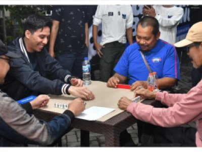 Wali Kota Riyanda  Buka Turnamen Domino "Gempar Badomino" Di Pasar Remaja