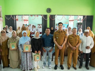 Wali Kota Dampingi Anggota DPRD  Serahkan Bantuan Pakaian Adat ke SDN 13  Sungai Durian