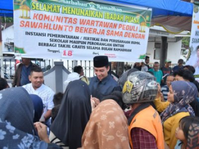 Wali Kota Riyanda Putra didampingi Wakil Wali Kota Jeffry Hibatullah ikuti pembagian takjil gratis  yang disalurkan oleh Komunitas Wartawan Peduli Sawahlunto