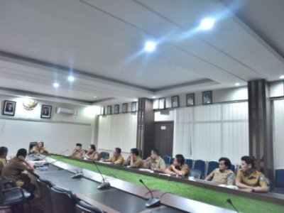Sekretaris Daerah Kota Sawahlunto Dr.dr. Ambun Kadri, MKM, memimpin rapat terbatas bersama perangkat daerah terkait untuk membahas tindak lanjut penanganan bencana longsor yang tersebar pada empat kecamatan di Kota Sawahlunto
