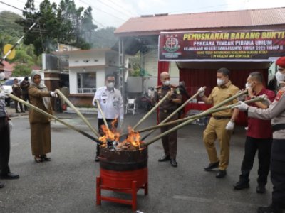 Pemko-Kejari Sawahlunto Musnahkan Barang Bukti Delapan Perkara